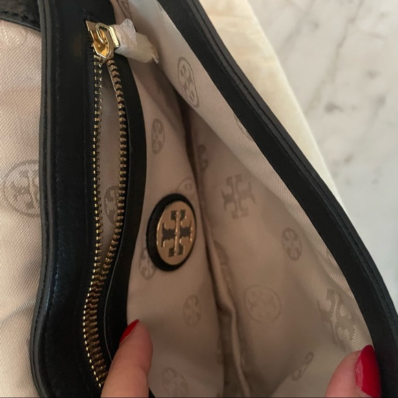 TORY BURCH | Leather Crossbody Purse - Picture 8 of 10